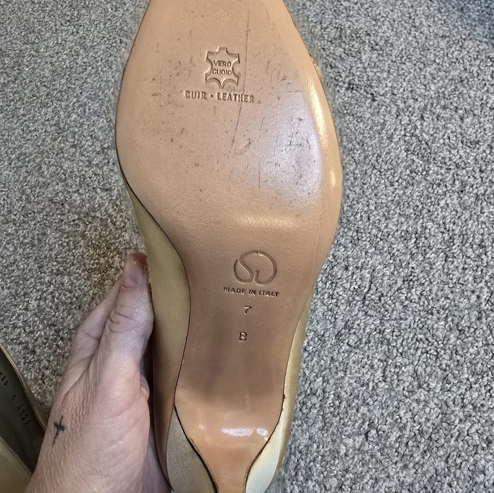 St John Made In Italy Gold Satin Sequin Toe Cap Pumps Size 7 - Picture 12 of 14